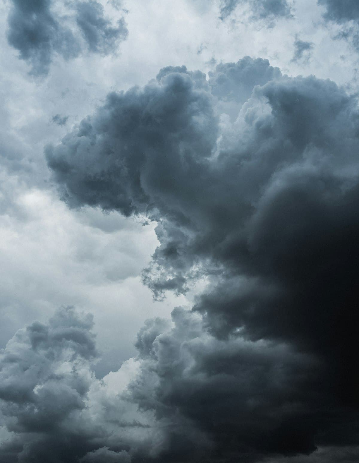 Dramatic storm clouds representing Florida's humid subtropical climate